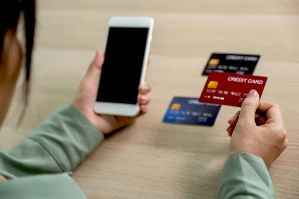 Empresária Mão Segurando Usar Cartão Crédito Para Compras Line Partir — Fotografia de Stock