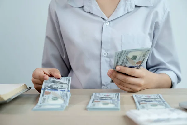 Λογιστής Επιχειρηματίας Χέρια Μετράνε Δολάριο Σημείωμα Και Κάνει Λογαριασμό Για — Φωτογραφία Αρχείου