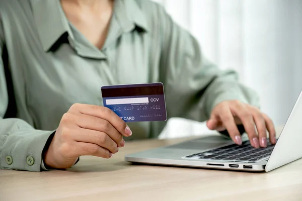 Empresária Mão Segurando Usar Cartão Crédito Para Compras Line Partir — Fotografia de Stock