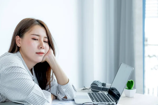 Triste Mujer Negocios Asiática Empleada Infeliz Trabajando Con Aburrido Portátil — Foto de Stock