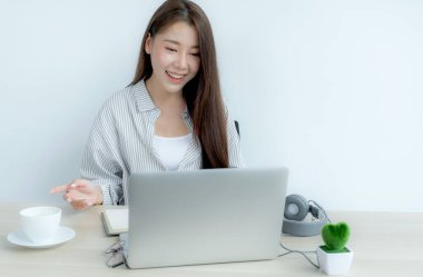 Genç Asyalı öğretmenler, COVID virüsü hastalıkları sırasında internet üzerinden eğlenmeyi, sosyal uzaklık öğretme kavramını öğretiyor..