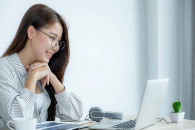 Genç Asyalı öğretmenler, COVID virüsü hastalıkları sırasında internet üzerinden eğlenmeyi, sosyal uzaklık öğretme kavramını öğretiyor..