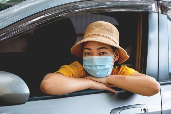 一位年轻美丽的亚洲女人正准备旅行 从车门往外看 — 图库照片
