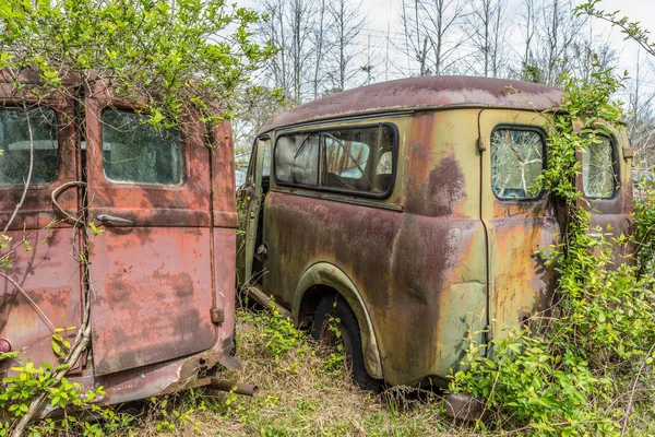 Verrostete Kastenwagen verlassen — Stockfoto