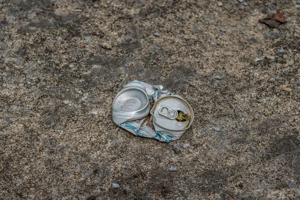 Lata de cerveja esmagada na rua — Fotografia de Stock