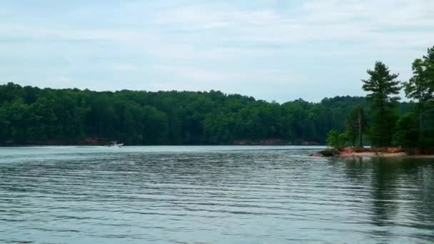 Single Boat Going Inlet Lake Hot Summer Day Overcast Skies — Stock Video