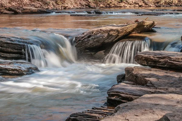 Вода плаває над камінням у річці — стокове фото