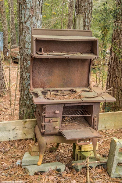 Velho ferro enferrujado cozinheiro fogão — Fotografia de Stock