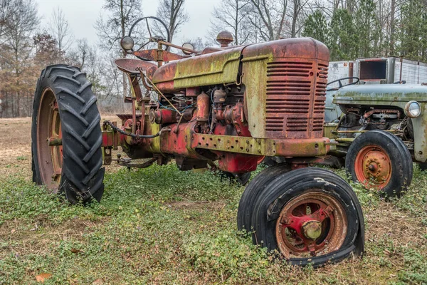 Farní traktor opuštěný v terénu — Stock fotografie