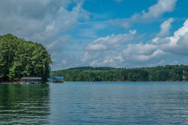 Gölde bir teknede balık tutmak