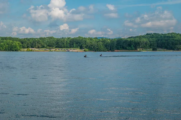 Jet ski e canottaggio sul lago — Foto Stock