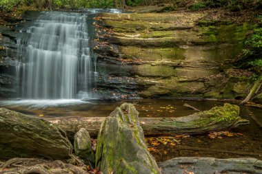 Kuzey Gürcistan dağlarında şelale