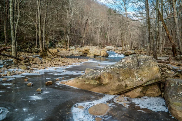 Великі валуни в замороженому струмку — стокове фото