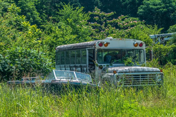 Barco abandonado y autobús escolar — Foto de Stock