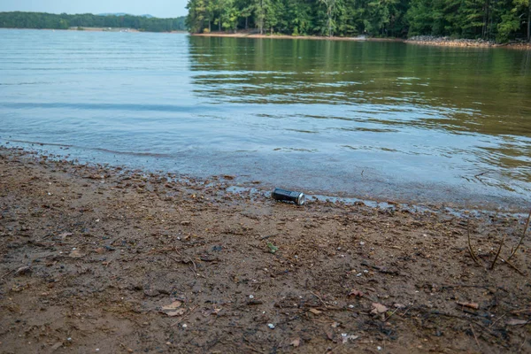 Can left on the beach at the lake — Stock Photo, Image