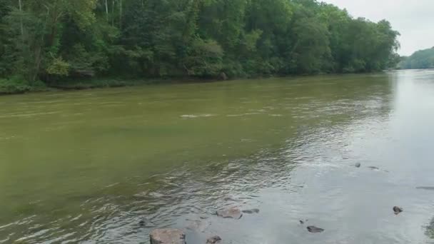Стоячи Човні Вибігають Річку Панорамуючи Потоком Води Виривається Над Скелями — стокове відео