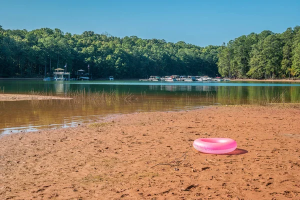 Schlauchboot liegt am Strand — Stockfoto