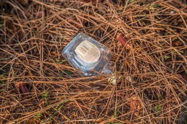 Alkol şişesi yerde yatıyor.