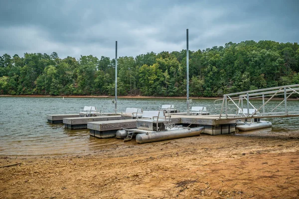Gainesville, georgia / usa-10 / 5 / 19 Verleih von Tretbooten im Don Carter State Park — Stockfoto
