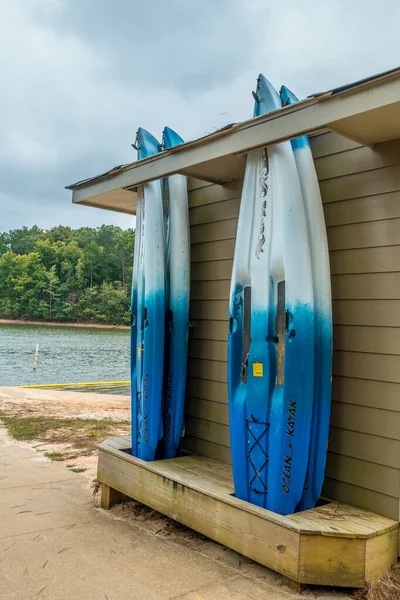 Gainesville, Georgia / USA-10 / 5 / 19 Paddle board rentals at the Don Carter state park — стоковое фото