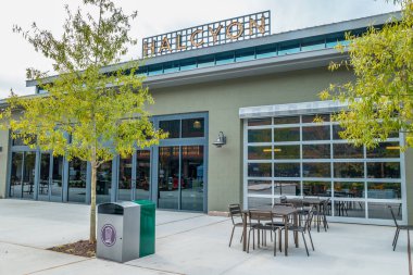 Alpharetta, Gürcistan / ABD-11 / 04 / 19 Halcyon alışveriş merkezinin ana binası, içinde ve dışında çok sayıda restorana ev sahipliği yapan yemek salonu.