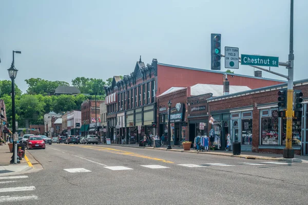 スティルウォーター ミネソタ州 19ダウンタウンの主要道路には店舗やレストランがあり 多くの人が買い物をしています — ストック写真