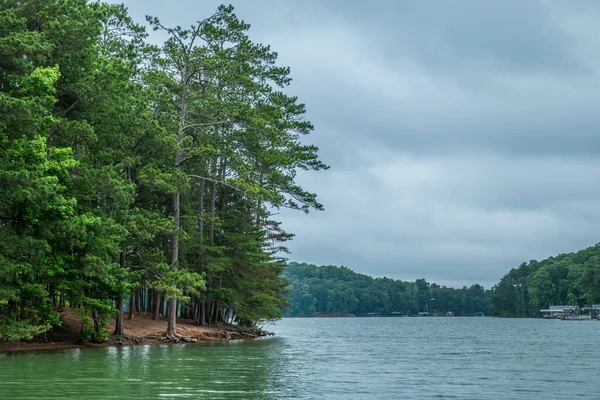 Tranquilo Apacible Cielo Nublado Lluvia Lago Con Muelles Barcos Fondo — Foto de Stock