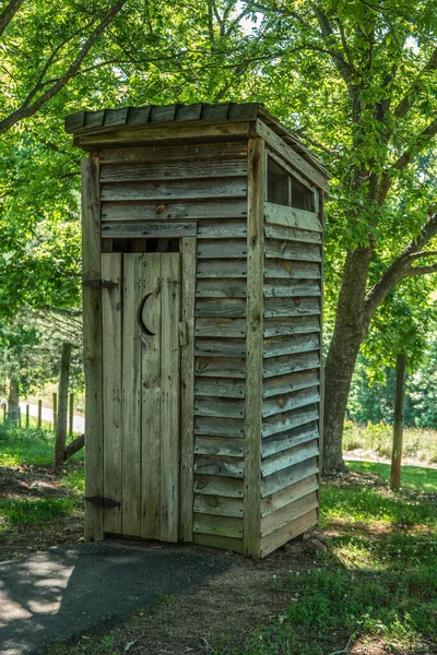 Abandonado Rústico Intempérie Outhouse Sentado Sob Uma Velha Árvore Longe — Fotografia de Stock