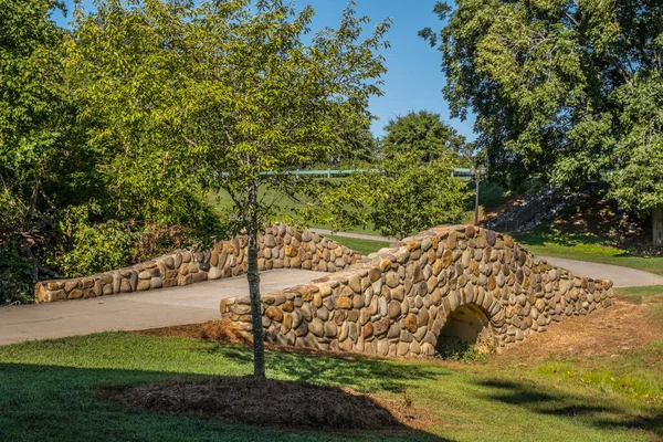 Trail Park Has Beautiful Stone Arched Bridge Going Creek Entering — Stock Photo, Image