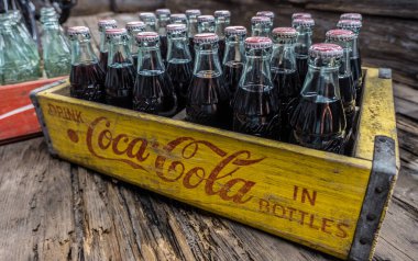 Clarkesville, Georgia / USA-09 / 12 / 20 Vintage Coca-Cola cam şişeleri hala ahşap bir teslimat sandığında duruyor.