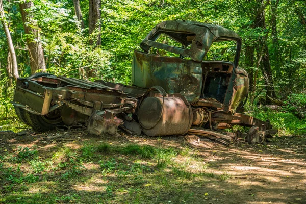 Velho Vintage Grande Caminhão Abandonado Destruído Escondido Para Baixo Uma — Fotografia de Stock