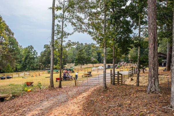 Granja Calabazas Con Zona Juegos Para Los Niños Con Personas — Foto de Stock