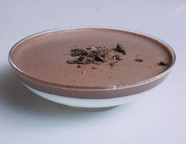 Ezilmiş çikolata parçaları ile tatlı süt çikolatalı jöle