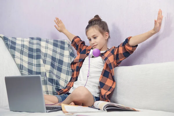 Schulmädchen macht Sport, während sie mit dem Lehrer online geht — Stockfoto