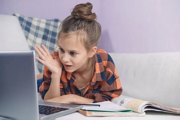 Schulmädchen kommuniziert zu Hause online mit dem Lehrer — Stockfoto