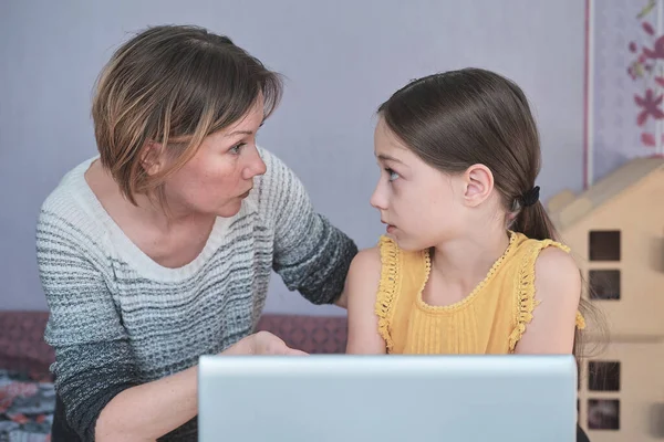 Mamma Och Dotter Diskuterar Aktivt Ämnet Och Tittar Varandra Begreppet — Stockfoto