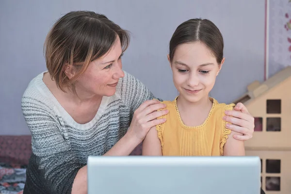 Die Schülerin Ist Mit Einem Laptop Beschäftigt Die Mutter Ermutigt — Stockfoto