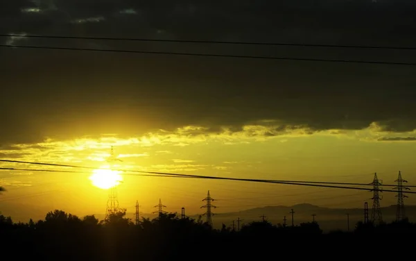 Hochspannungs-Sonnenaufgang — Stockfoto