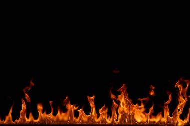 alevler siyah arkaplanda.