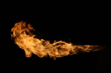 alevler siyah arkaplanda.