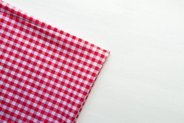 kırmızı kare tekstil masa örtüsü ile beyaz renkli ahşap masa, 
