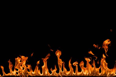 alevler siyah arkaplanda.