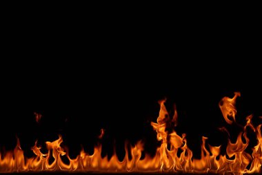 alevler siyah arkaplanda.