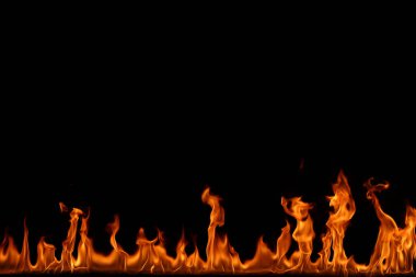 alevler siyah arkaplanda.