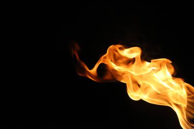 Ateş alevi siyah arkaplanda izole edildi