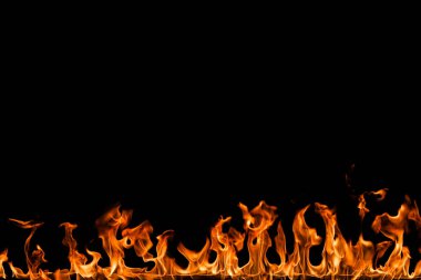 alevler siyah arkaplanda.