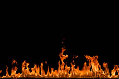 alevler siyah arkaplanda.