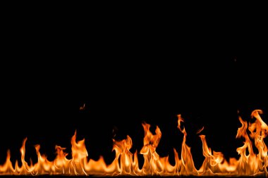 alevler siyah arkaplanda.