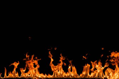 alevler siyah arkaplanda.