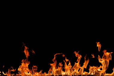 alevler siyah arkaplanda.